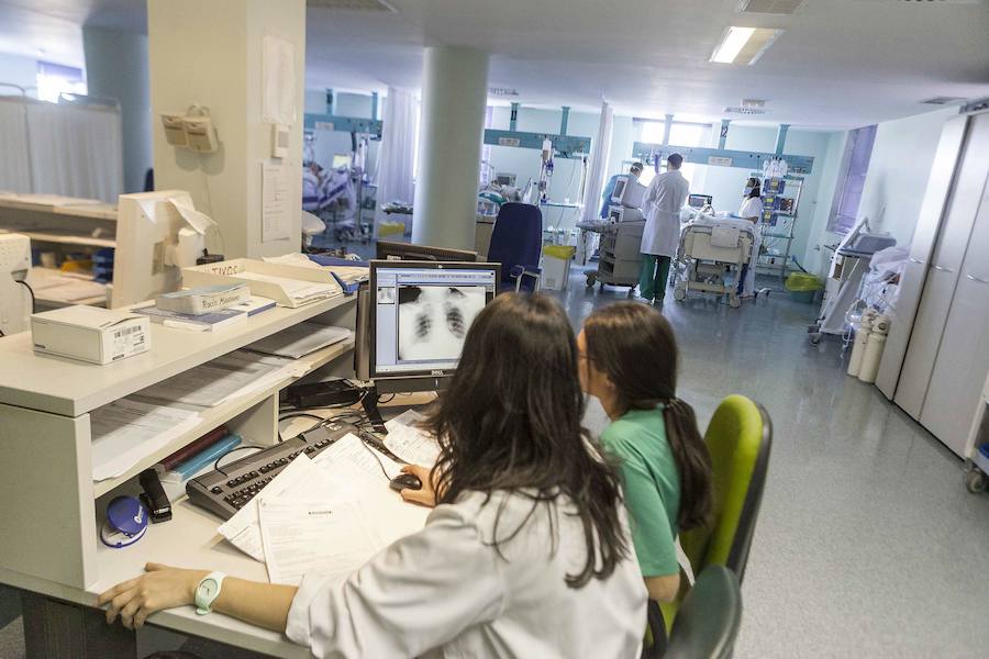 Imagen de profesionales trabajando en el Hospital San Pedro de Alcántara, en Cáceres. :: HOY