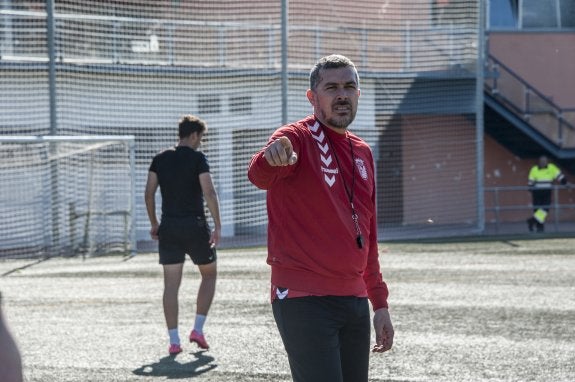 Juan Marrero dirige su primera sesión de entrenamiento con el Badajoz en las IDM El Vivero. :: PAKOPÍ