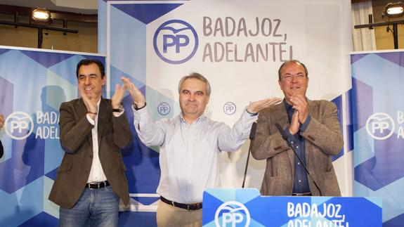 El coordinador general del PP, Fernando Martínez-Maillo, Francisco Javier Fragoso y José Antonio Monago durante el acto político celebrado en Badajoz