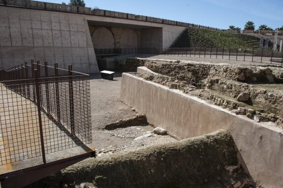 La zona izquierda del baluarte permanece oculta tras un muro de hormigón. En primer término, los restos de la cerca medieval. :: pakopí