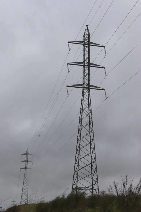 Línea eléctrica de alta tensión cerca de Mérida. :: j. m. romero