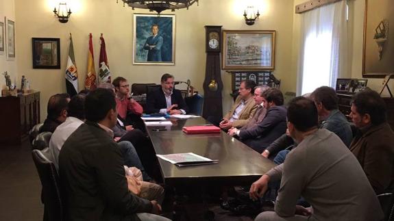 Reunión entre los afectados y el alcalde de Plasencia.