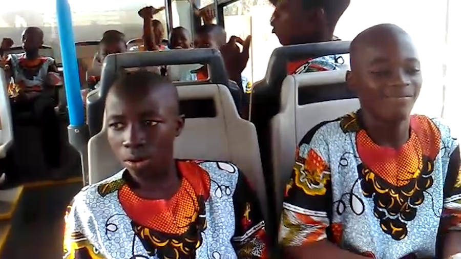 El autobús urbano de Badajoz empieza a atender a los niños de la calle en Sierra Leona