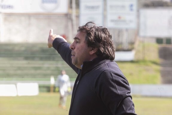 Adolfo Muñoz encara la recta final de la temporada con 20 jugadores tras la marcha de Edu Moya. :: J. REY