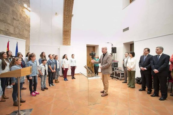 Andrés Ángel, en el centro, dirigiendo a Pueri Angelorum. :: f. h.