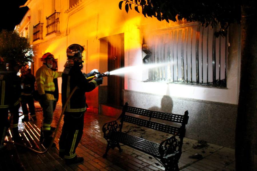 Los bomberos tratando de apagar el incendio.
