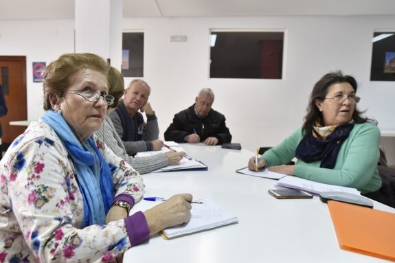 Magdalena Luna, de 72 años, atiende durante la clase de inglés en el Centro de Mayores. :: j. v. arnelas