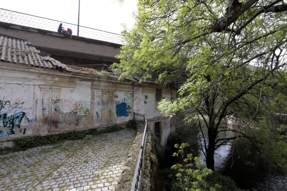 Paseo junto al Jerte cortado por el edificio protegido del viejo molino Tajabor. :: andy solé