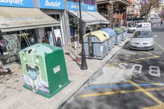 Batería de contenedores en la avenida de España. :: jorge rey