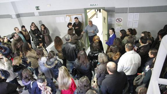 Opositores esperan para entrar a realizar un examen del SES en una imagen de archivo. :: HOY