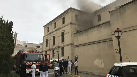 Trasladan a cinco personas al hospital San Pedro de Alcántara tras el incendio en el de la Montaña