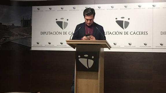 Fernando García Nicolás, portavoz, consulta su móvil antes del pleno.