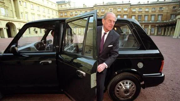 El príncipe Felipe dona su coche
