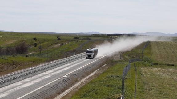 Trabajos de colocación de balasto y traviesas ayer para el tren rápido al sur de Cáceres.
