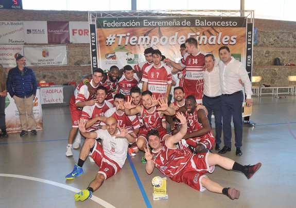 Los jugadores del Adepla celebran el título y el ascenso. :: PALMA