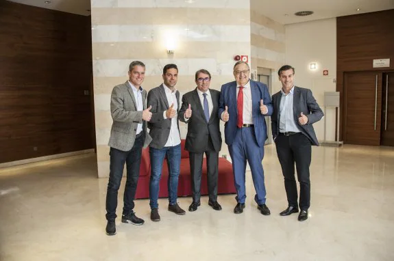 Jorge Pérez (centro), candidato a la RFEF, ayer en Badajoz con miembros de su candidatura. :: pakopí