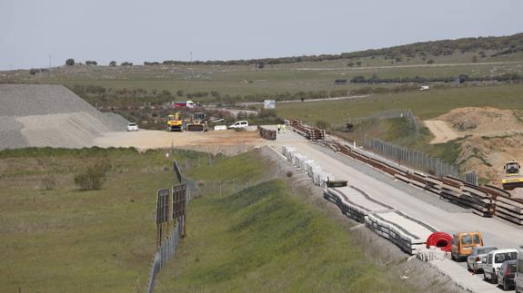 Obras de instalación de traviesas y balasto para el tren de altas prestaciones entre Cáceres y Mérida.