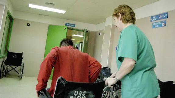 Una enfermera ayuda a un paciente en un centro de salud.