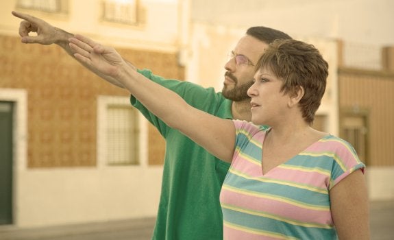 El cineasta pacense Jesús Quintanilla y Loles León, que interpreta a La Chary.:: HOY