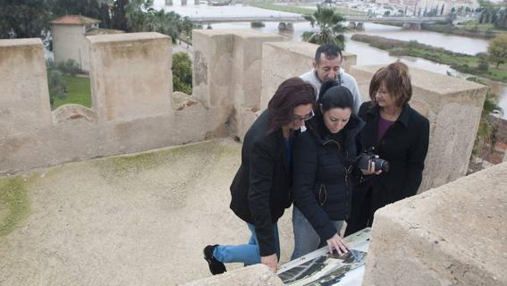 Un grupo de turistas recorre la Alcazaba de Badajoz