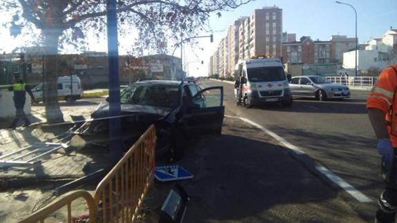 Uno de los vehículos accidentados unas horas después de la apertura del nuevo cruce.: HOY