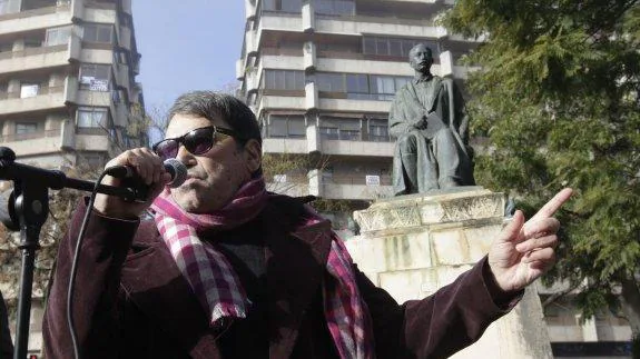 Pepe Extremadura cantando junto a la escultura en eners. :: L.C.