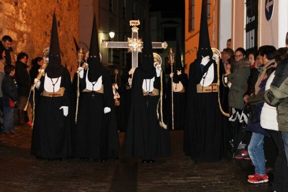 Nazarenos del Silencio el Martes Santo en Jerez. :: p. d.