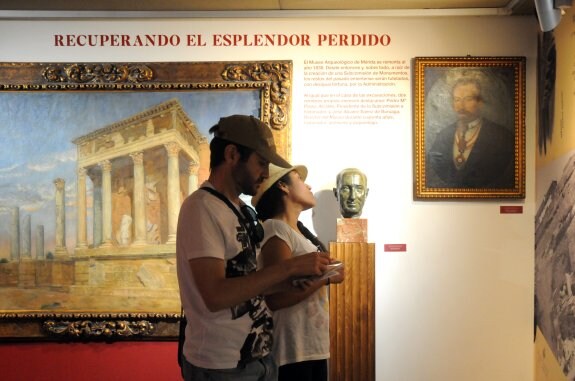Dos visitantes al Museo Nacional de Arte Romano admiran la muestra. :: brígido
