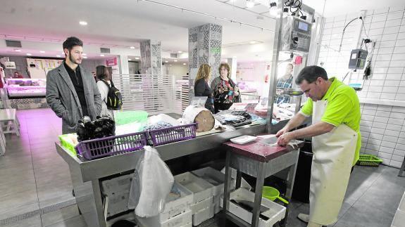 Varios clientes a la espera de ser atendidos en la pescadería