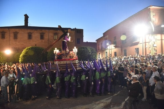 El paso de Jesús Nazareno recorre la plaza de la Catedral ante cientos de personas.