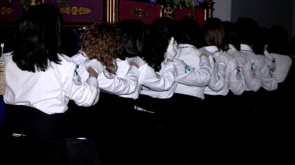 Las costaleras rindieron homenaje a la mujer desaparecida hace nueve meses luciendo lazos verdes en su atuendo. :: isabel ambrona