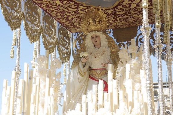 La Virgen del Rosario, única imagen que desfila bajo palio en la Semana Santa de Plasencia. :: andy solé