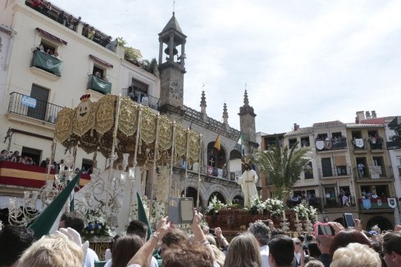 Encuentro de los pasos de la Virgen del Rosario y Jesús de la Pasión ante el ayuntamiento.:: ANDY SOLÉ