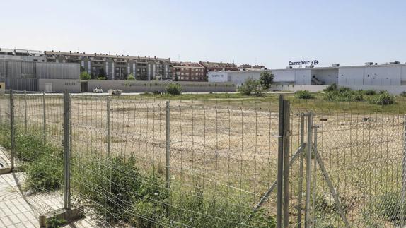 Solar de Valdepasillas, junto a la comisaría, donde se podrá aparcar. 