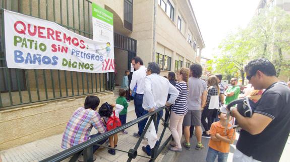 El colegio Nuestra Señora de la Montaña pide en una pancarta al arreglo del centro. :: 