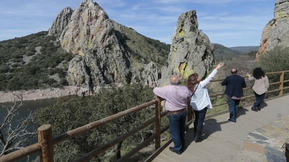 Turistas visitando el parque natural.