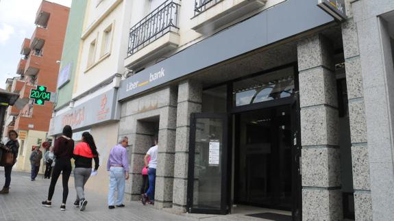 Oficina de Liberbank en la avenida Juan Carlos I de Mérida, una de las quince que cerrará.