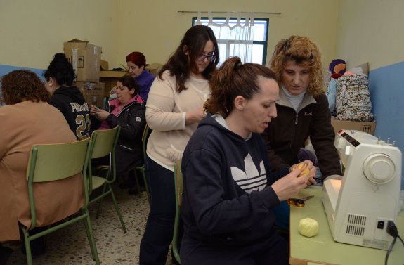 Algunas mujeres interesadas en poner en marcha la cooperativa de muñecas de trapo del Gurugú. :: C. M.