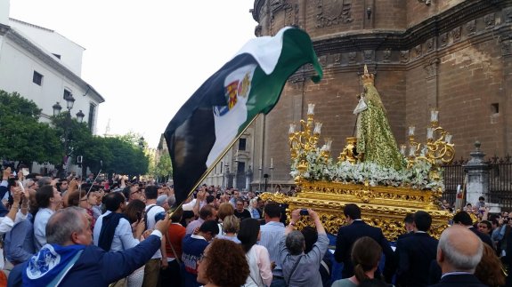 Las campanas de la giralda repican por la Virgen de Guadalupe