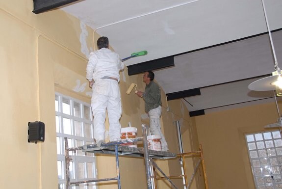 Imagen de archivo de operarios del Ayuntamiento pintando una instalación municipal. :: d. palma