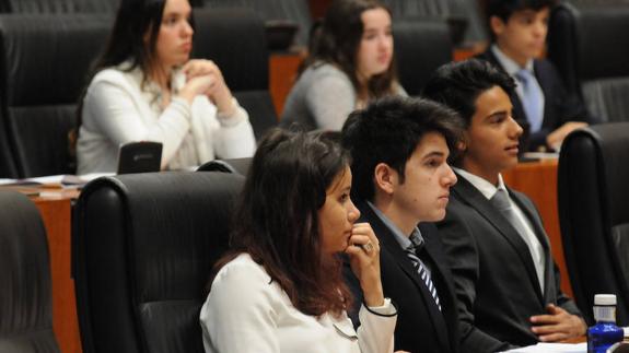 Alumnos del IES Rodríguez Moñino de Badajoz en el debate en la Asamblea.