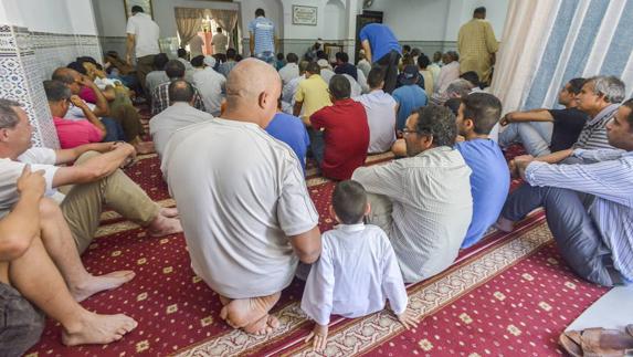 Fieles en la Mezquita de Badajoz.