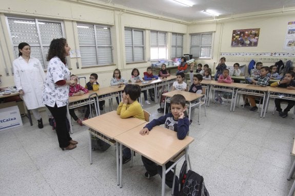 La pediatra Concepción Surribas ofrece una charla en el colegio Cervantes de Mérida. :: j. m. romero