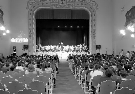 La orquesta Oscam en el teatro. :: g. c.