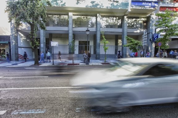 Fachada del antiguo Cine Coliseum, en la avenida de España, que cerró en 1996. :: lorenzo cordero