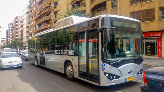 El autobús eléctrico circulando por Badajoz. 