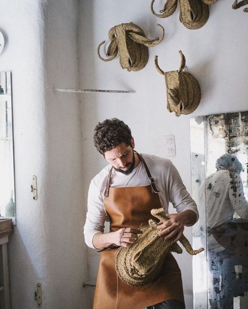 Javier Sánchez Medina cosiendo la pleita para dar forma a una de sus cabezas de toro. :: hoy