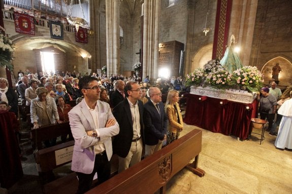 La alcaldesa y varios ediles de su equipo, en la misa por las intenciones del Ayuntamiento, ayer. :: l. c.