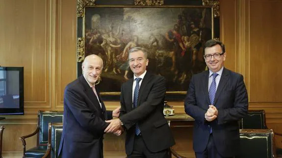 Momento de la firma del acuerdo de garantía entre representantes del Fondo Europeo de Inversiones e Ibercaja.