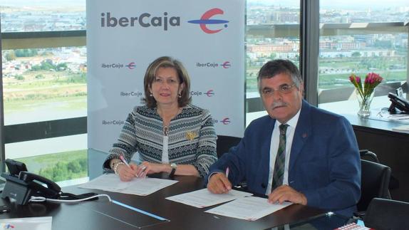 En la firma, la directora territorial de Ibercaja en Extremadura, Guadalupe Guerrero, y Reyes Caballero, presidente del Colegio Administradores de Fincas de Extremadura. 